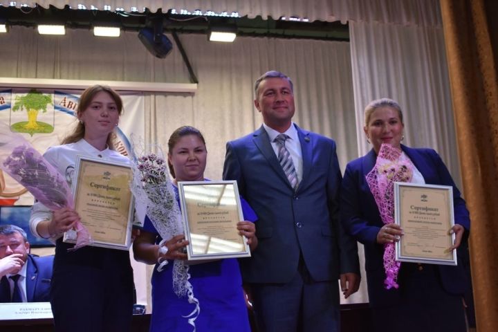 В Кайбицах в профессию посвятили троих начинающих учителей