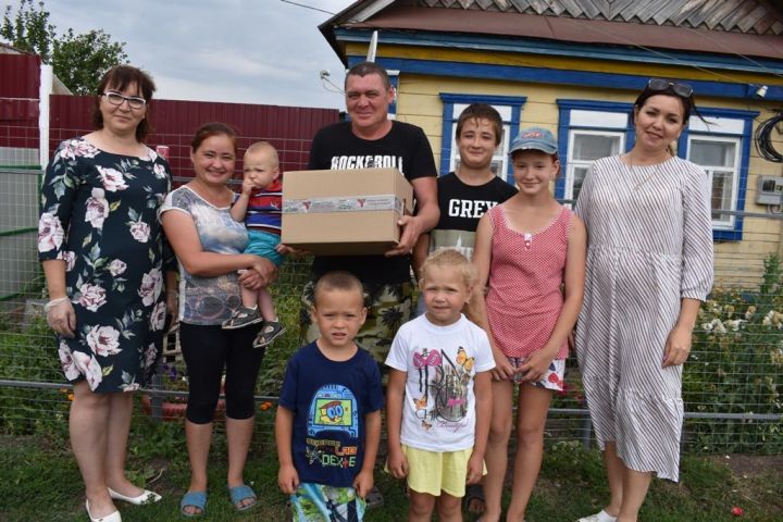 Многодетным семьям Кайбицкого района оказали поддержку продуктовыми наборами