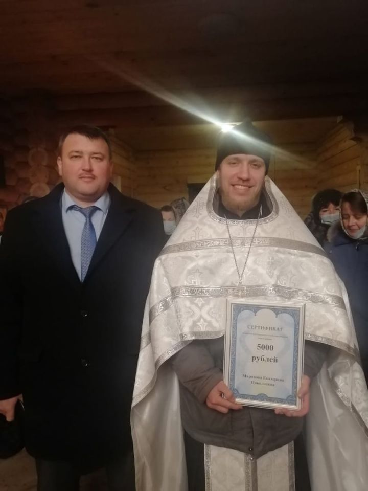 В Крещение глава Кайбицкого района вручил сертификат на рождение первенца настоятелю храма