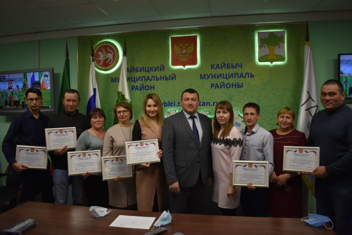 Глава Кайбицкого района в канун нового года вручил сертификаты на строительство жилья