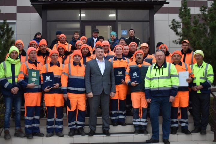 Глава района Альберт Рахматуллин поздравляет с днем работника дорожного хозяйства