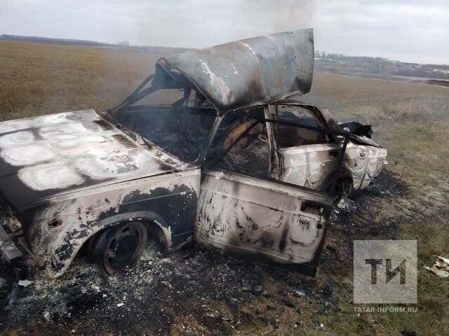 В Татарстане легковушка загорелась на ходу и взорвалась, пострадал водитель авто