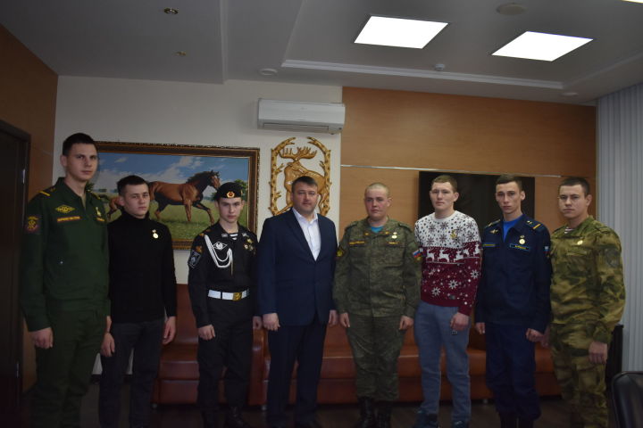 Глава Кайбицкого района встретился с юношами, вернувшимися после службы в рядах Вооруженных Сил России