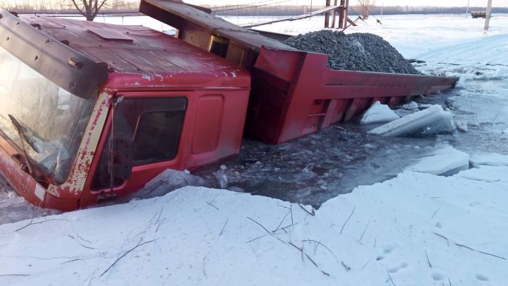 В Кайбицком районе большегруз провалился под лед