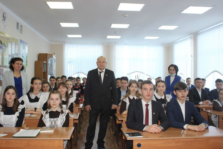 В Большекайбицкой школе состоялся Парламентский урок