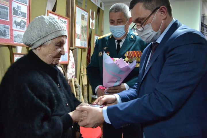 Утерянную 70 лет назад медаль за личный подвиг вернули 92-летней сестре фронтовика в Татарстане