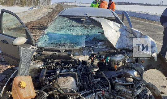 На татарстанской трассе легковушка влетела в грузовик