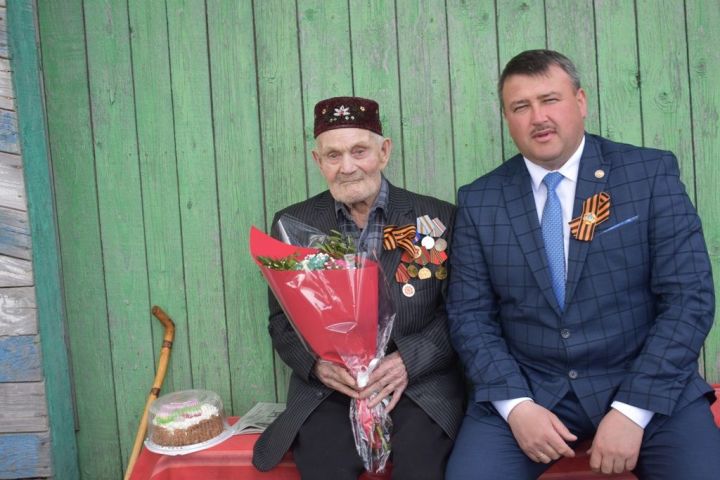 Глава Кайбицкого района вручил подарки ветеранам войны