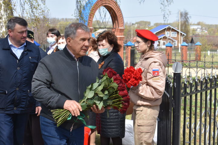 Президент РТ возложил цветы к бюсту Героя Советского Союза Андрея Кошкина в Большом Подберезье