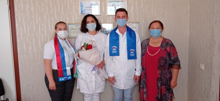 Активисты кайбицкого отделения партии «Единая Россия» и члены штаба Молодой гвардии поздравили кайбицких медиков