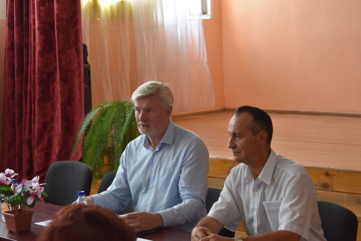 В Кайбицком районе прием граждан в мобильной приемной провел депутат Госсовета РТ Геннадий Глушков