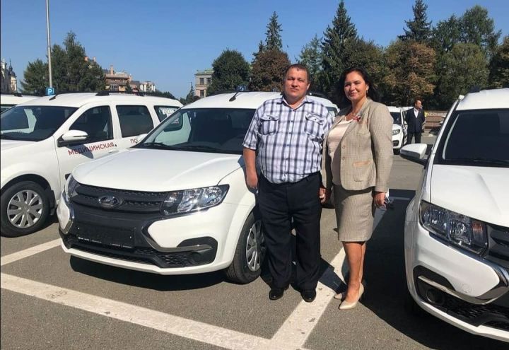 Президент РТ вручил Кайбицкой районной больнице ключи от двух новых автомобилей