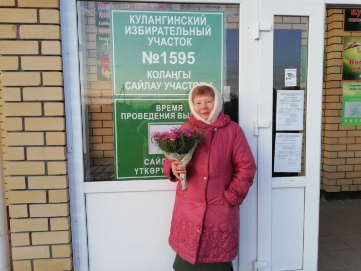 Проголосовавшую жительницу Беляева Любовь Клишеву поздравили с юбилеем