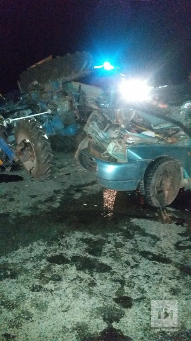 В Татарстане на трассе пострадали трое людей в столкновении легковушки и трактора