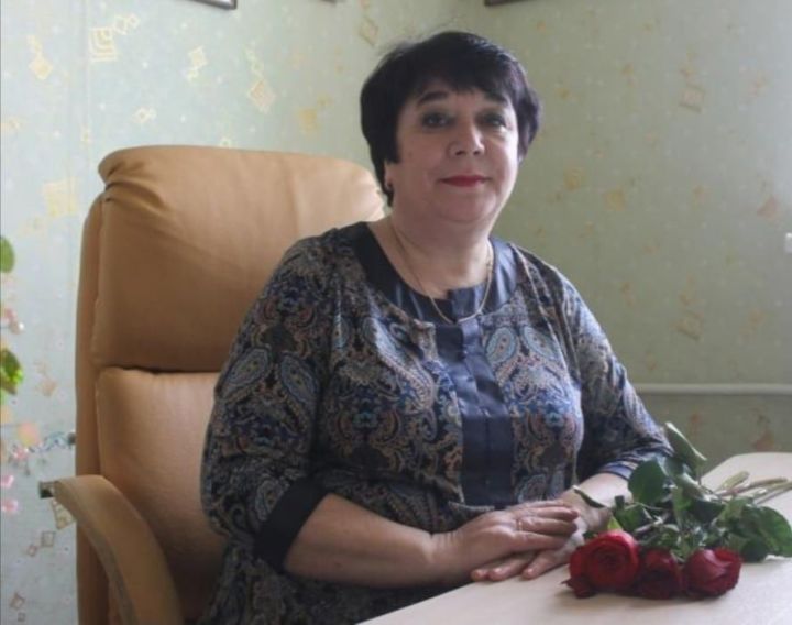 Редактор газеты «Кайбицкие зори» Луиза Сунгатуллина поздравляет с Днем российской печати
