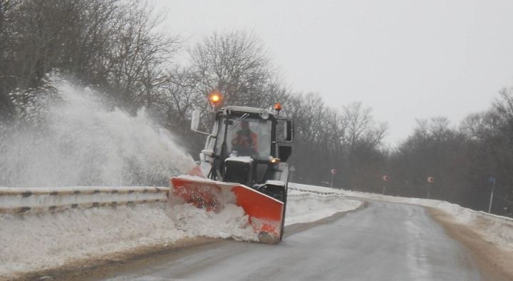 В Кайбицком районе во время сильных метелей снегоуборочные машины работают круглосуточно в усиленном режиме