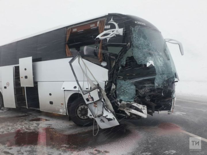 В Татарстане на трассе пострадали пассажиры автобуса при столкновении со снегоуборочной техникой