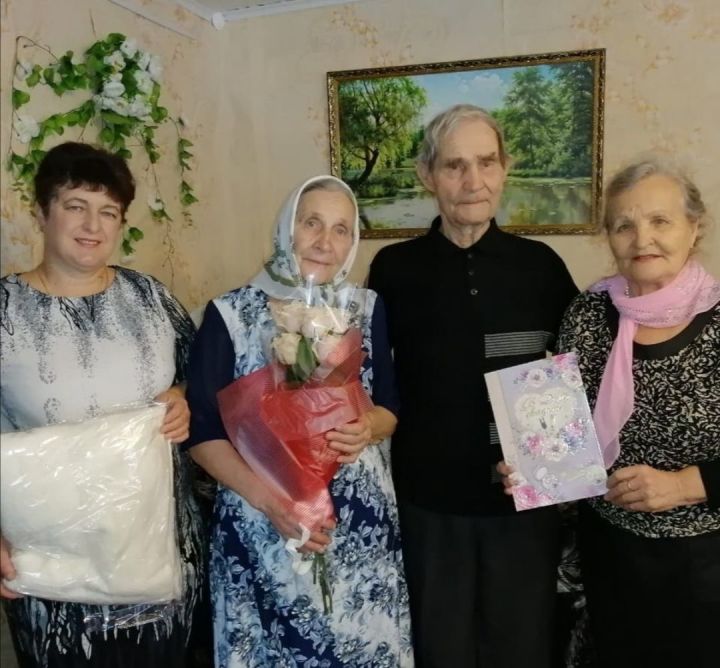 Супруги Давыдовы из Малого Подберезья отметили бриллиантовую свадьбу