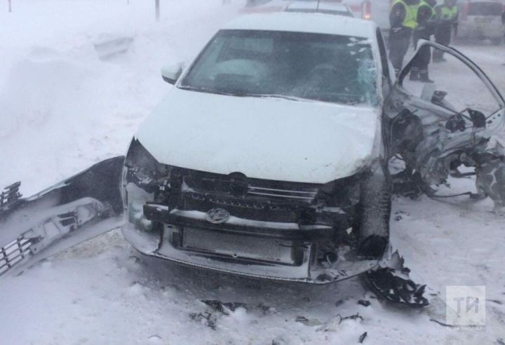 Две легковушки столкнулись на трассе в Татарстане, один из водителей в больнице