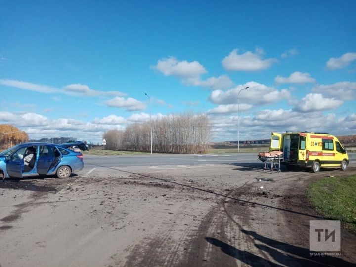 Двое пострадали в столкновении легковушек на перекрестке трассы в Татарстане