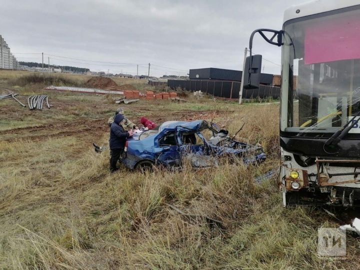 Водитель легковушки погиб в ДТП с вахтовым автобусом в Татарстане