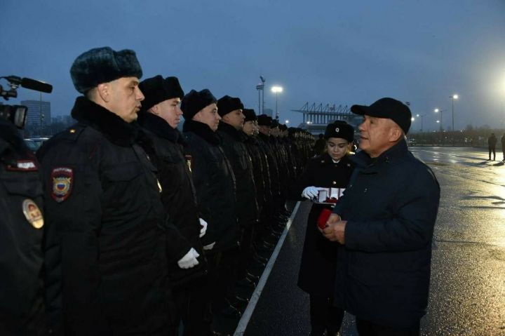 Минниханов вручил сотрудникам МВД ключи от служебных автомобилей