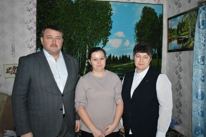 Глава района ознакомился с условиями жизни семьи, приехавшей из Украины