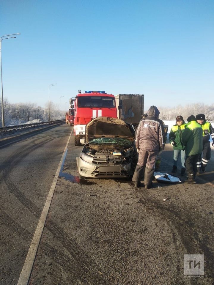 В Татарстане легковушка столкнулась лоб в лоб с грузовиком, есть пострадавшие