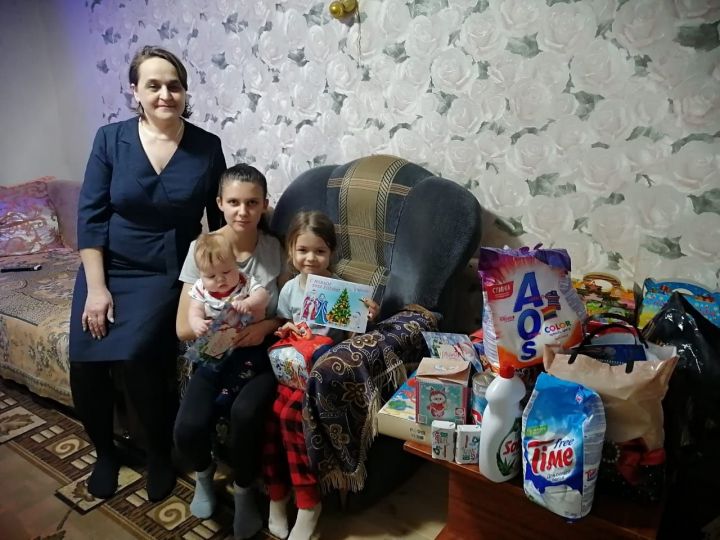 Коллектив Молькеевского сельпо подготовил подарки детям участников СВО