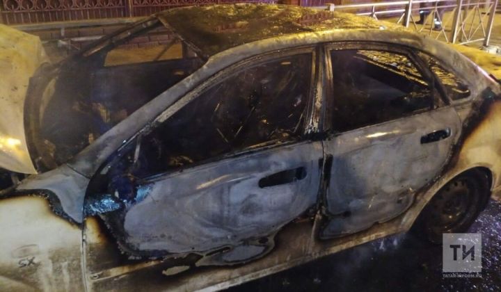 В Татарстане автомобиль загорелся на ходу, водитель получил ожоги