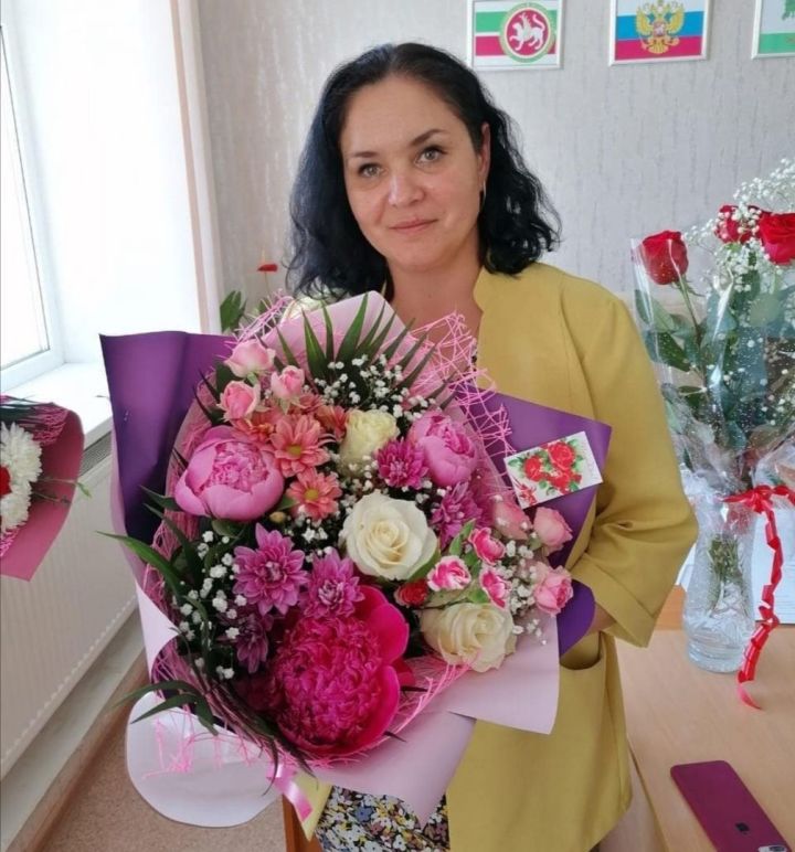 Главный врач Кайбицкой районной больницы Гульнара Сафиуллина поздравляет с 8 Марта