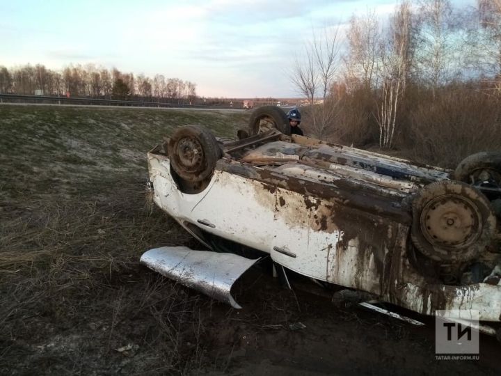 В Татарстане легковушка вылетела с трассы и перевернулась на крышу, пострадал водитель