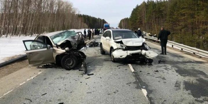 Два водителя погибли в столкновении трех авто на трассе в Татарстане