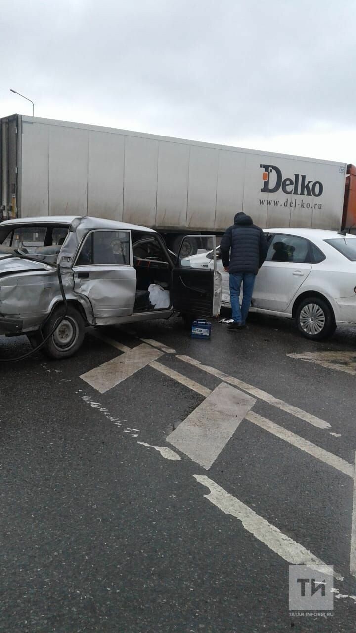 Водитель не уступил дорогу грузовику на трассе в Татарстане и столкнулся с ним, есть пострадавшие