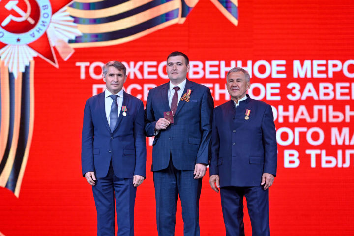 Директор школы Кайбицкого района награжден памятной медалью Чувашской Республики