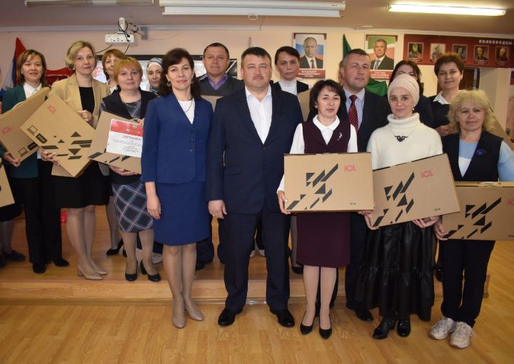 Педагогам школ Кайбицкого района вручили новые ноутбуки