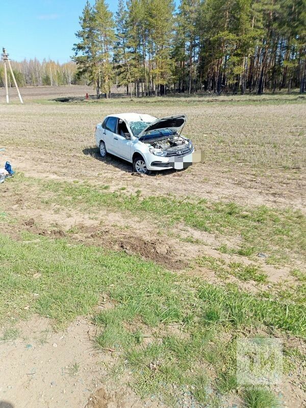 В Татарстане автоледи сломала руку, вылетев на авто с трассы в кювет