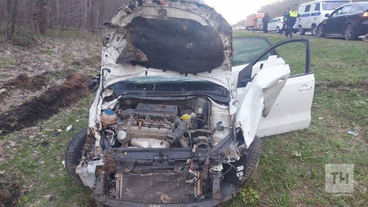 После ДТП на трассе в Татарстане легковушку разворотило в кювете, водитель погиб