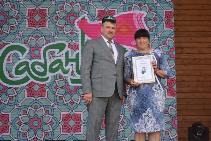 На кайбицком Сабантуе владельцев личных подворий наградили сертификатами на приобретение доильных аппаратов