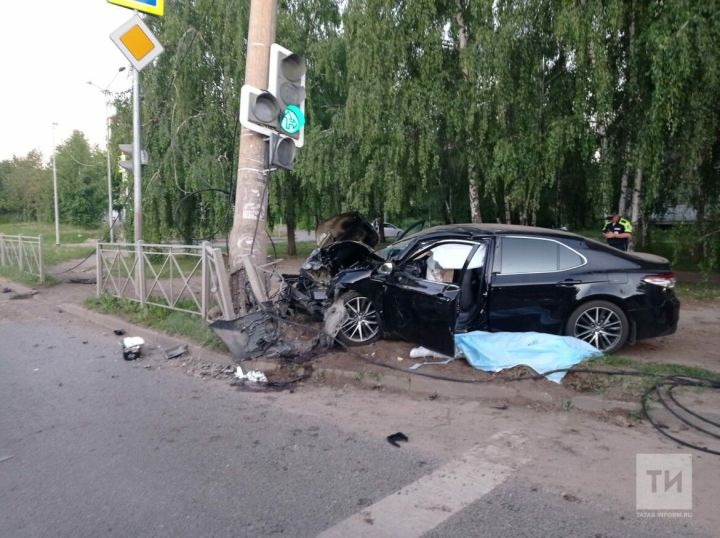 Ночью в Татарстане легковушка на огромной скорости влетела в светофор, один человек погиб