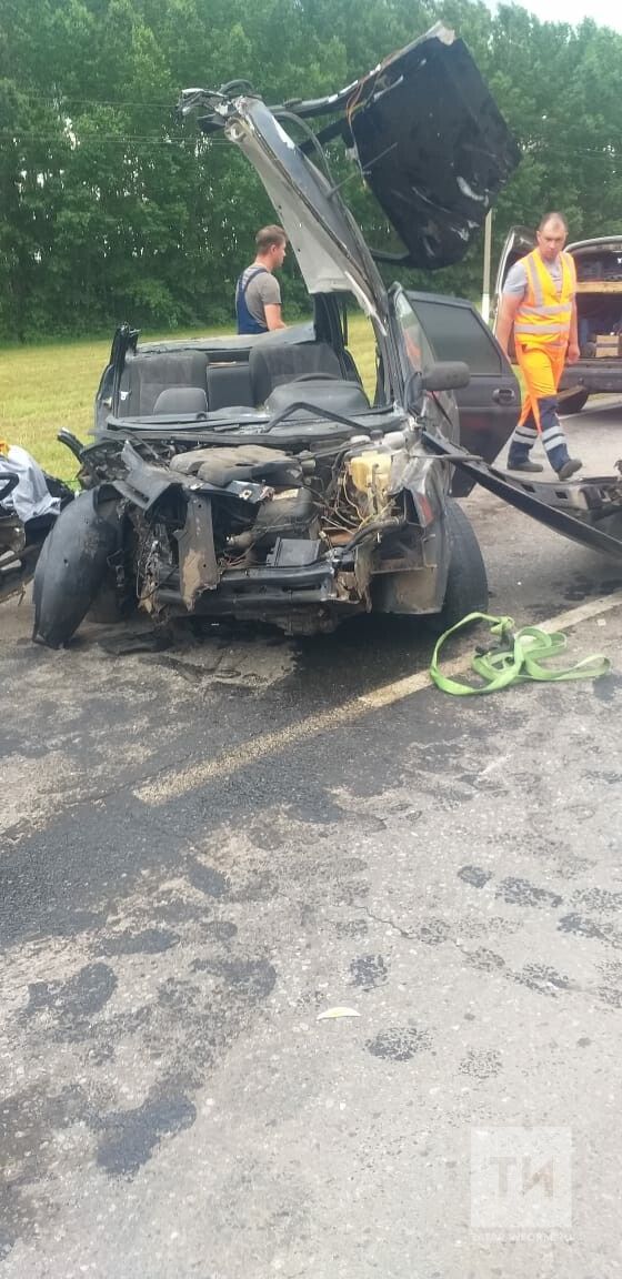 Семья пострадала, влетев на машине в трактор на трассе в Татарстане