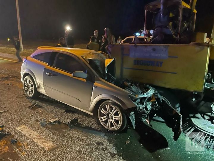 Водитель иномарки пострадал в ДТП с грузовиком дорожников в Татарстане