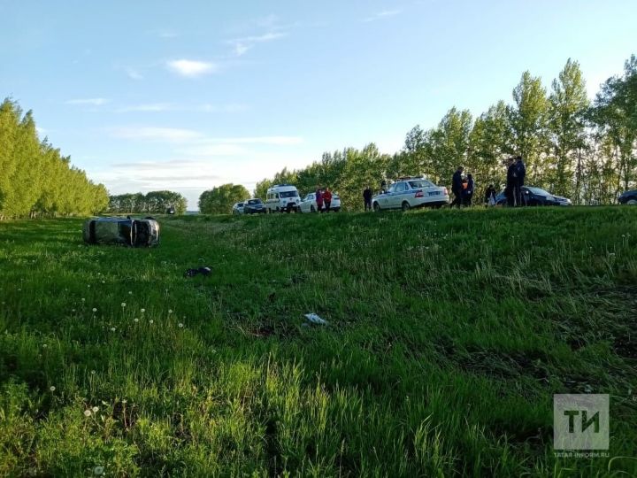 В Татарстане авто вылетело с трассы и перевернулось в кювете, водитель погиб