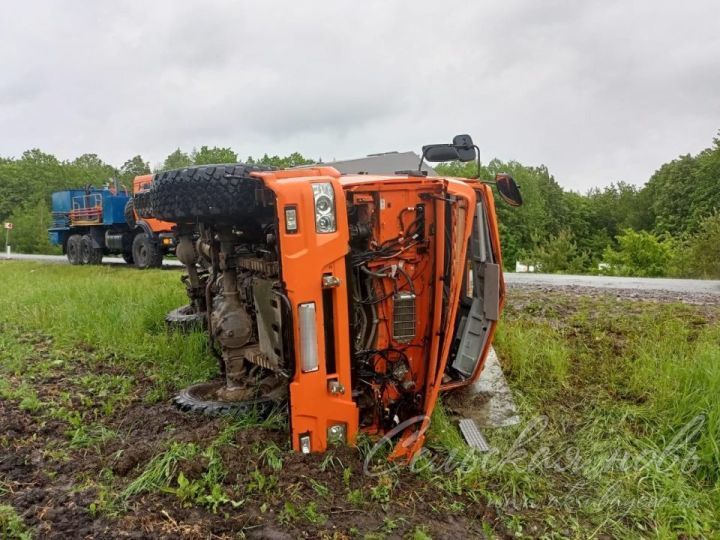 В Татарстане перевернулся грузопассажирский автомобиль: пострадали трое пассажиров