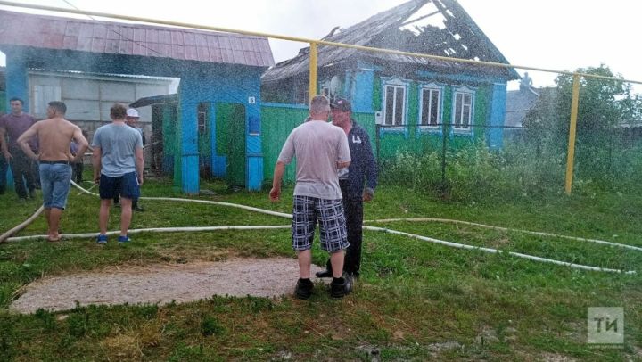 Двенадцатилетний мальчик спас из горящего дома в Татарстане трех младших сестер