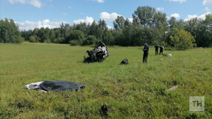 В Татарстане легковушка на скорости задела грузовик и вылетела в кювет, один человек погиб