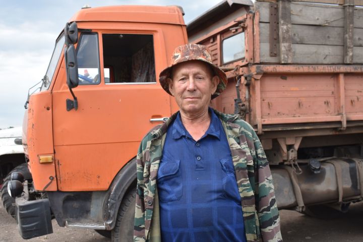 74-летний Фагим Халиков из Шушермы продолжает трудиться в агропромышленном комплексе