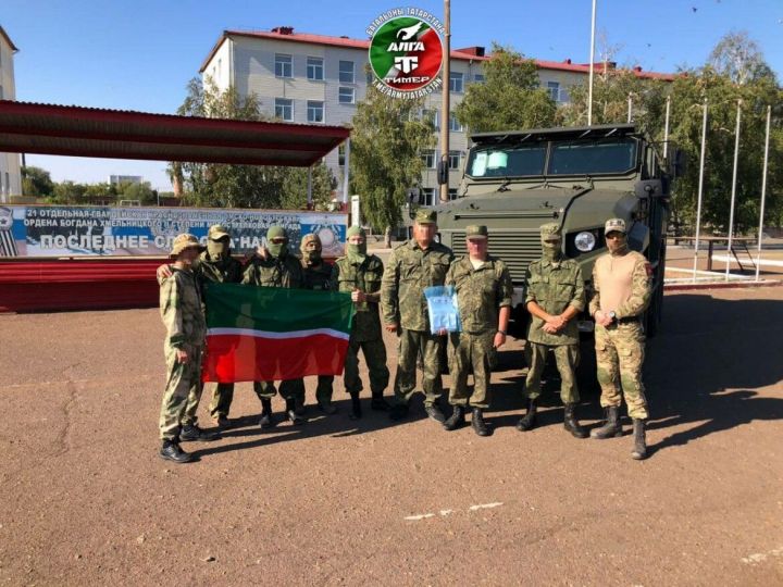 Татарстанскому батальону «Алга» передали макет бронеавтомобиля «Ахмат»