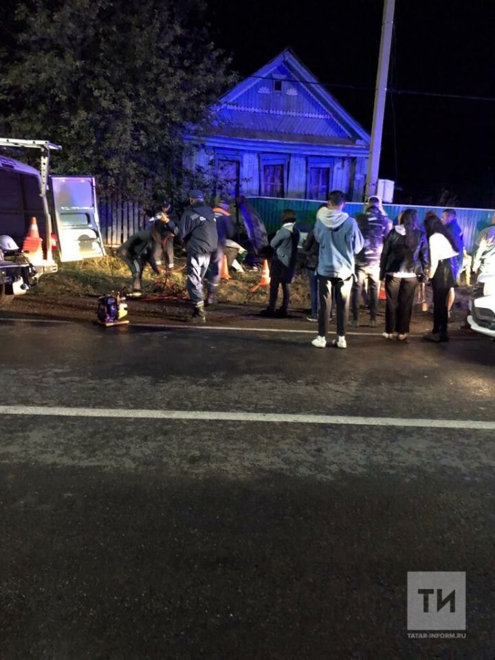 Авто на скорости влетело между забором и столбом в РТ, погибла пассажирка