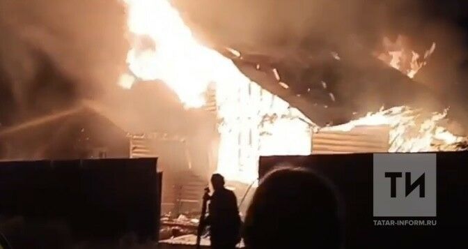 В селе в Татарстане пожар уничтожил дом, баню